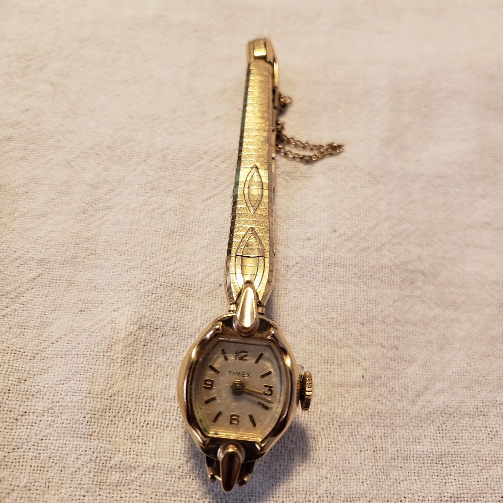 Vintage 1965 NON-WORKING Womens Timex Goldtone Mechanical Watch